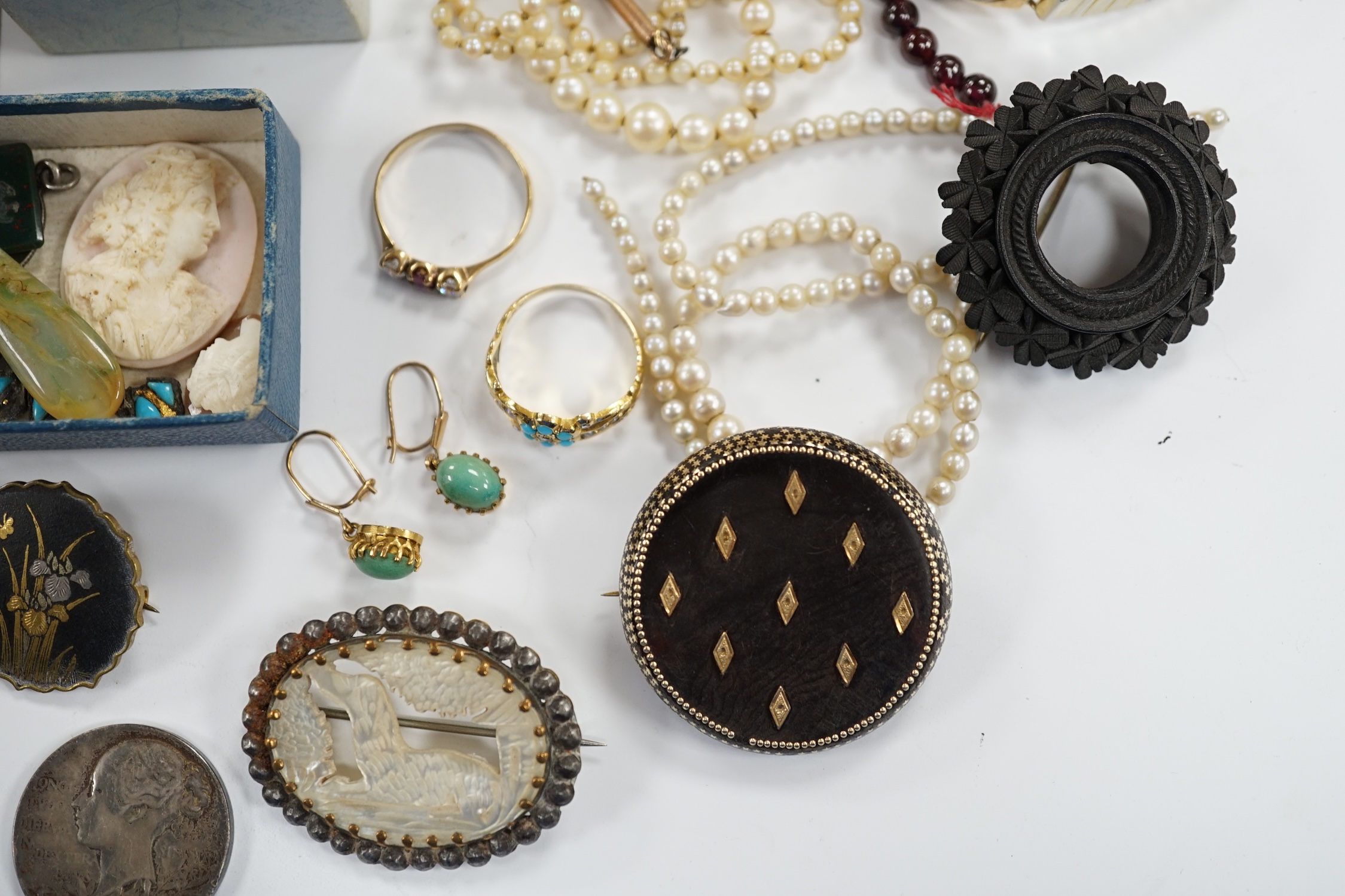 A quantity of assorted jewellery, including garner bead necklace(a.f.), unmounted stones including agate, key charms with letters, cultured pearl necklace and a yellow metal, turquoise and seed pearl set ring, etc.